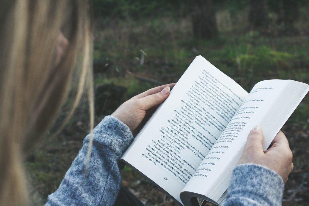 fille lire livres anglais vacances soutien scolaire Superprof