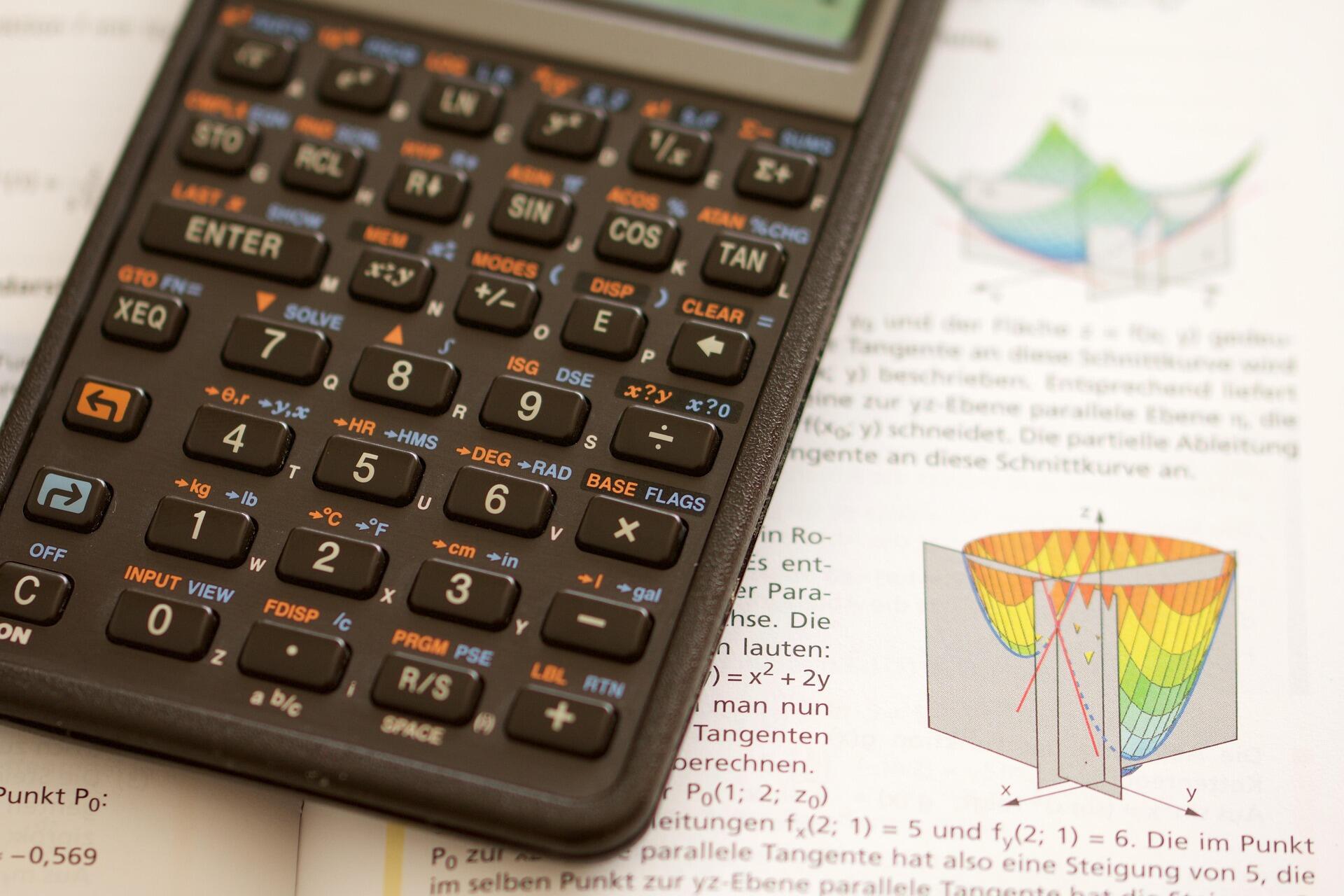 Une calculatrice scientifique et un manuel de mathématiques
