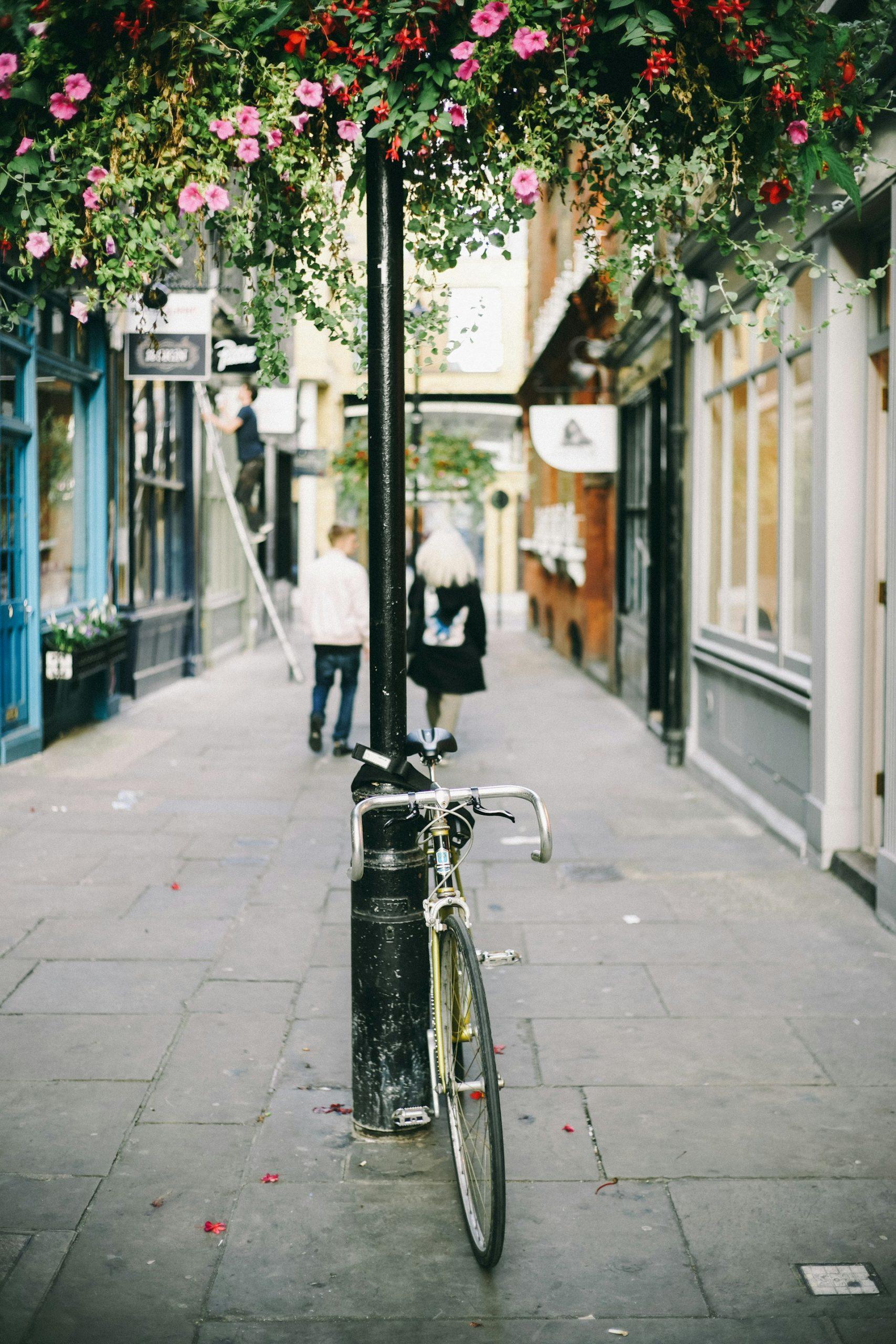 vélo attaché dans la rue 