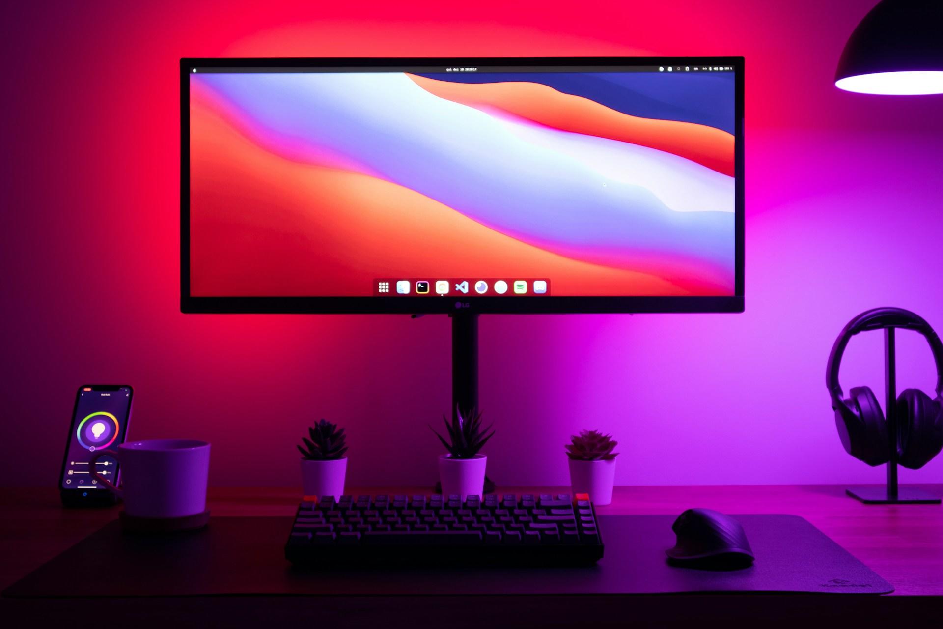 téléviseur avec luminaires LED sur un bureau