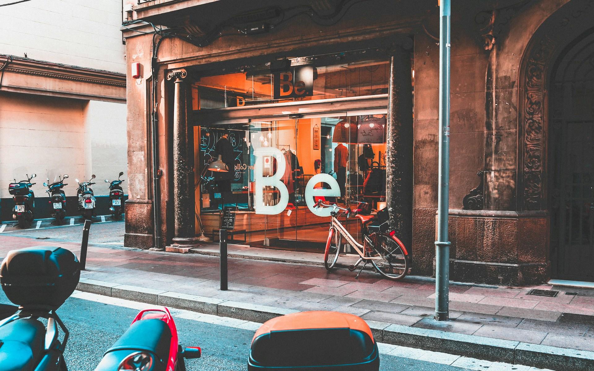 devanture de magasin intitulée "Be"