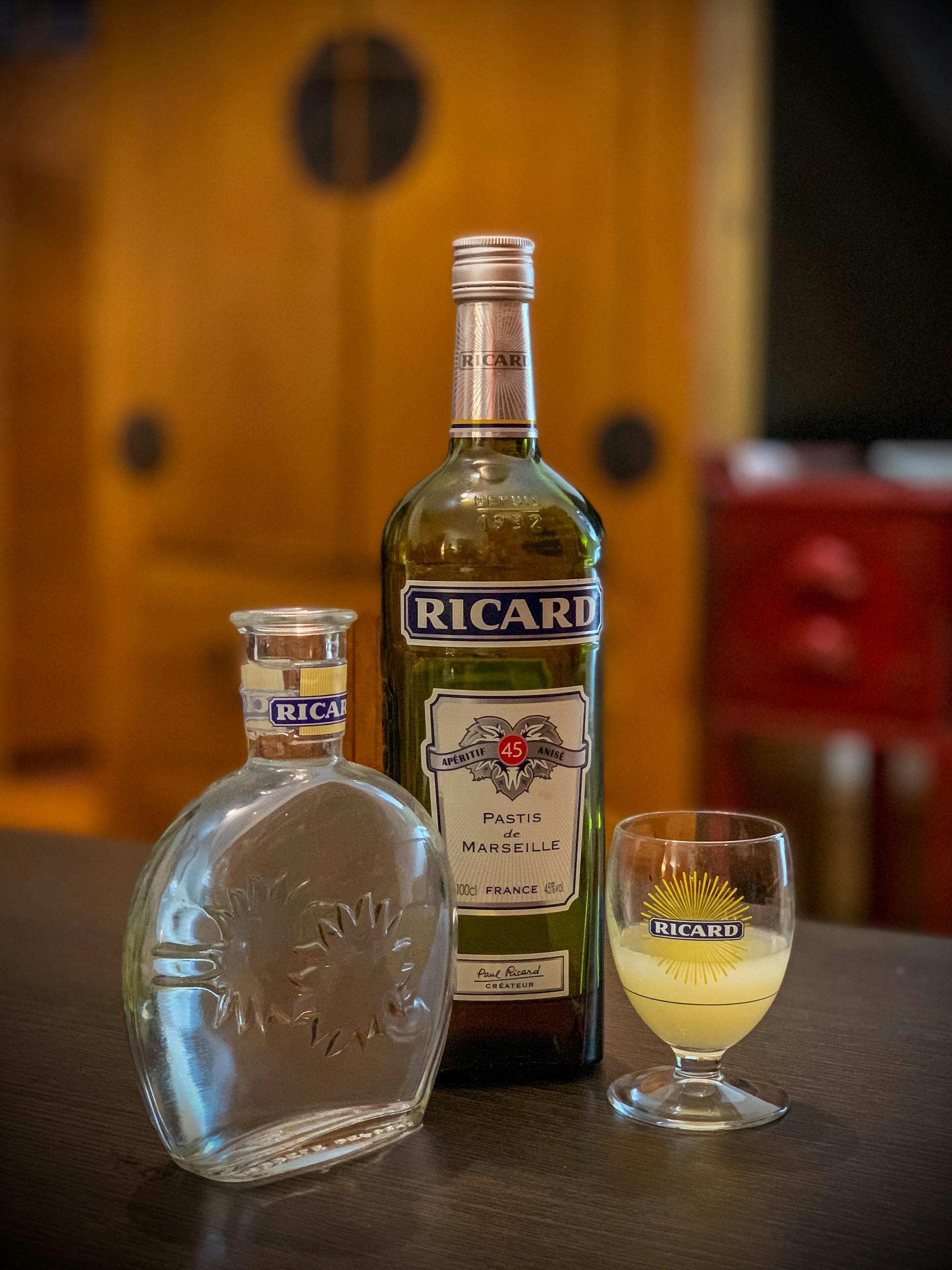 bouteille de pastis sur une table