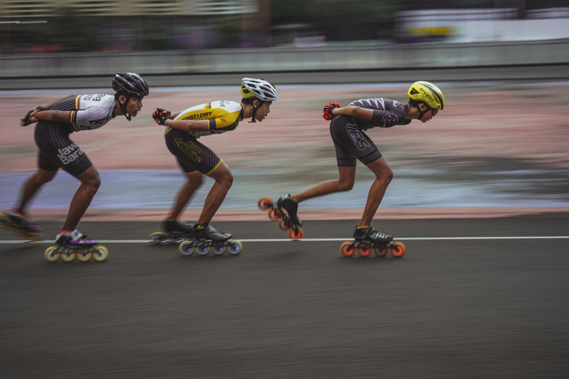 personnes en train de faire du roller de compétition