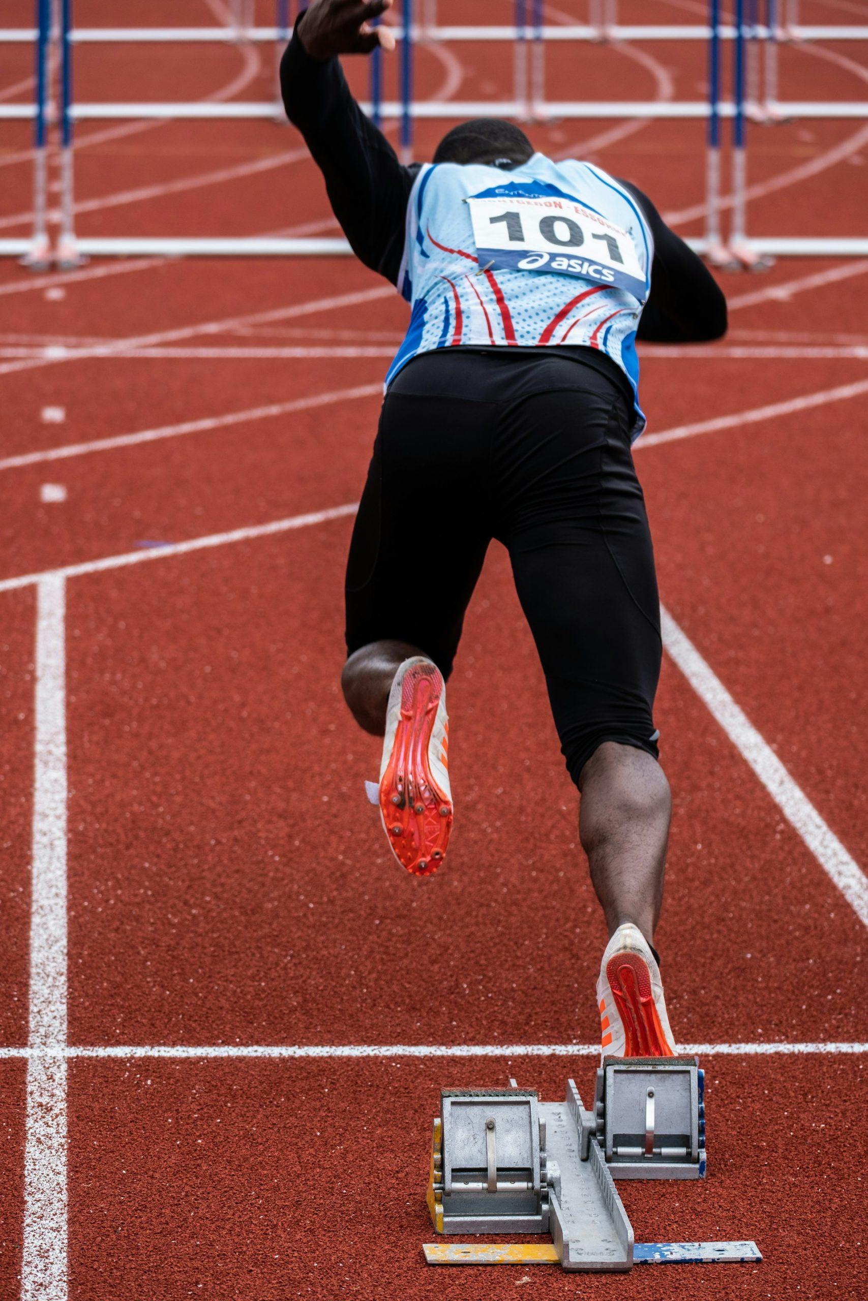 coureur en train de lancer sa course 