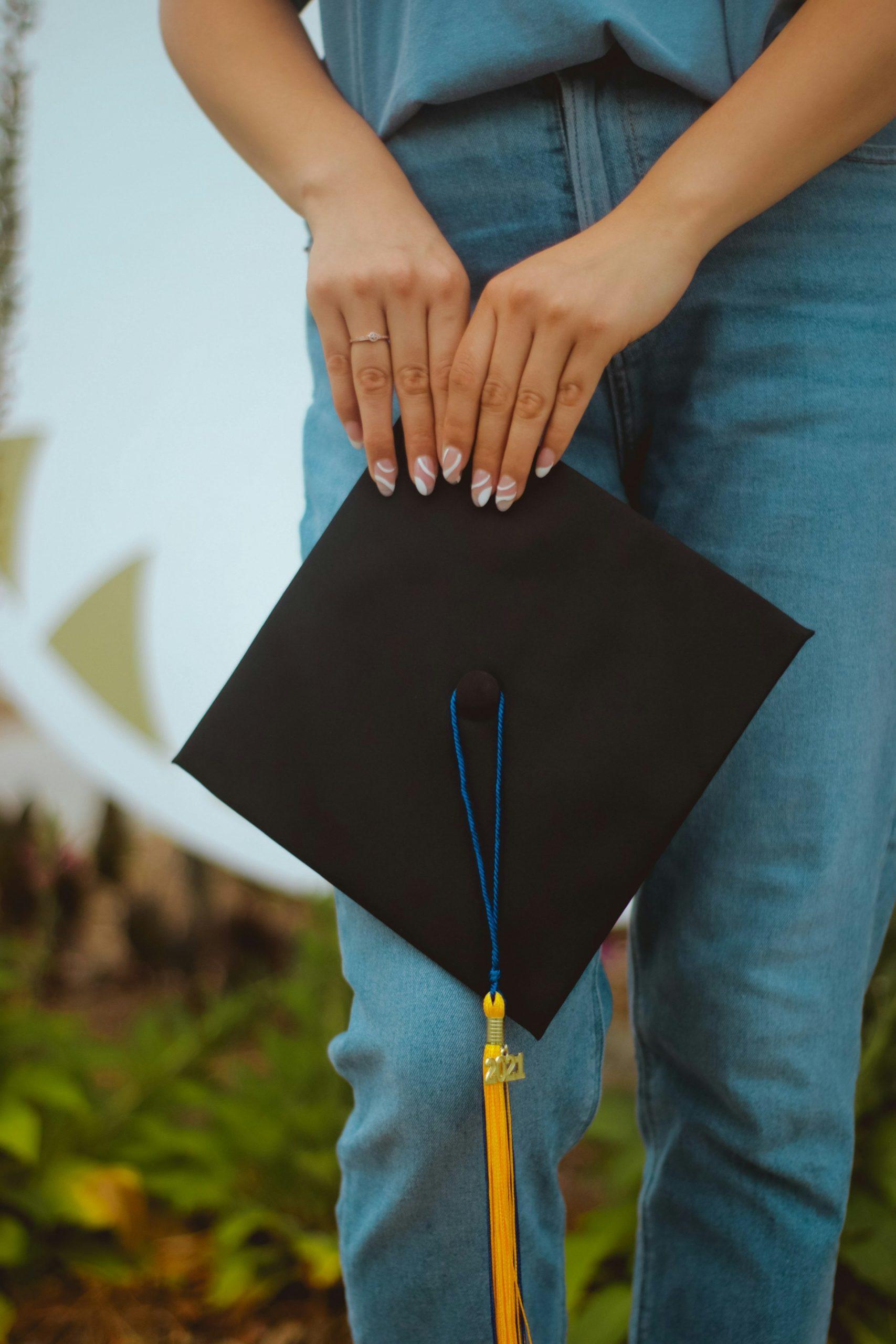 jeune femme portant un chapeau de bachelier