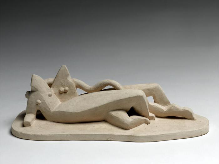 sculpture deux nus couchés par Laurens Henri, exposée au Centre Pompidou, à Paris 