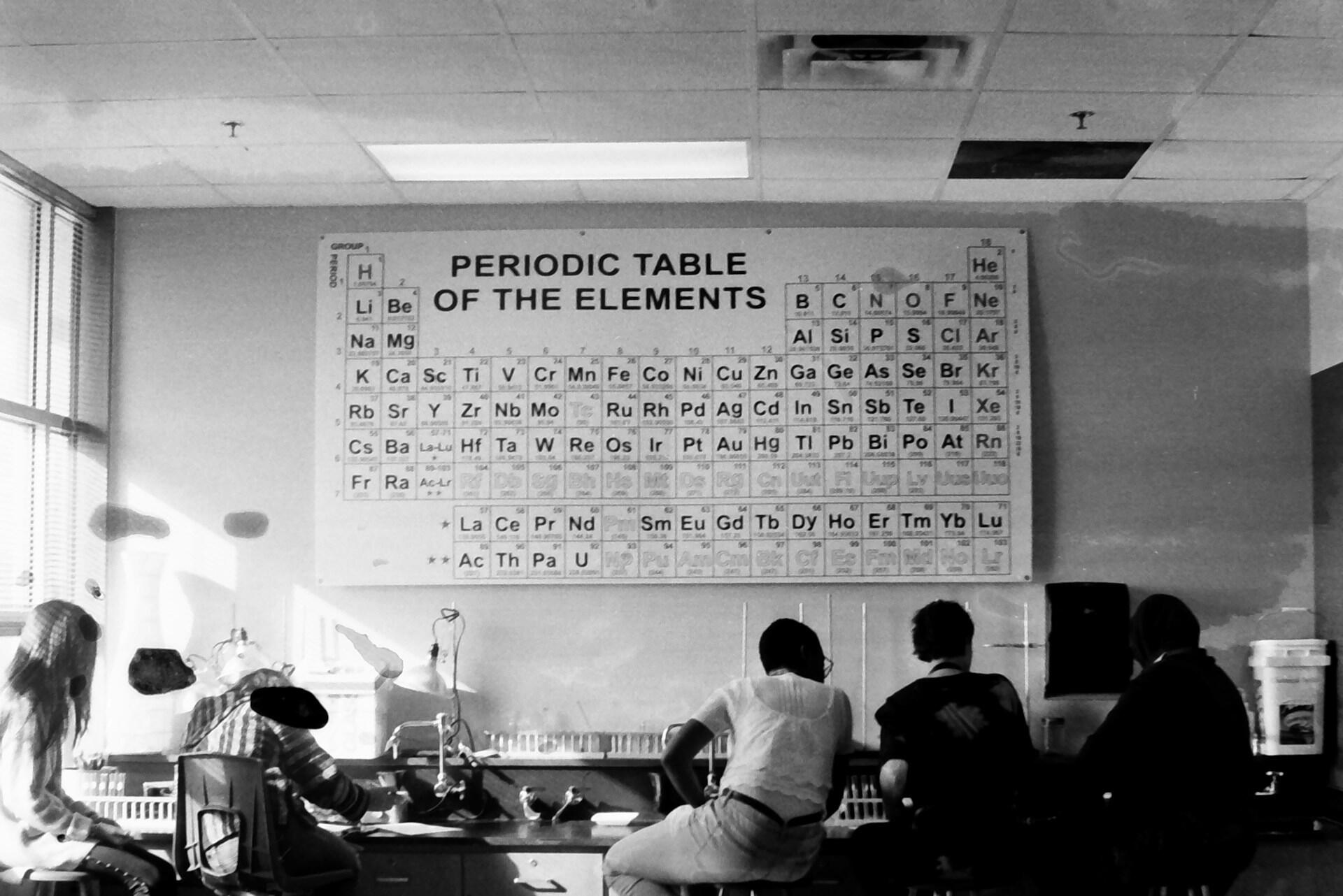 Salle de classe avec le tableau périodique des éléments