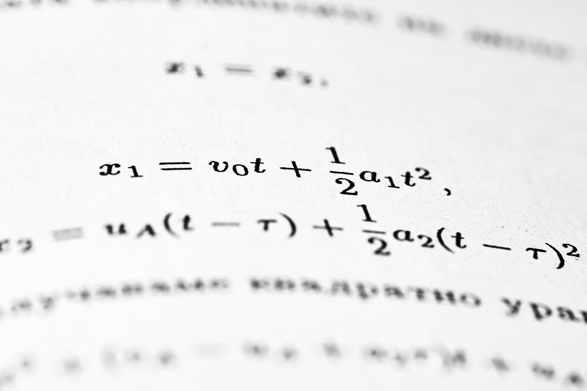 Equations avec des inconnues sur une feuille de papier.