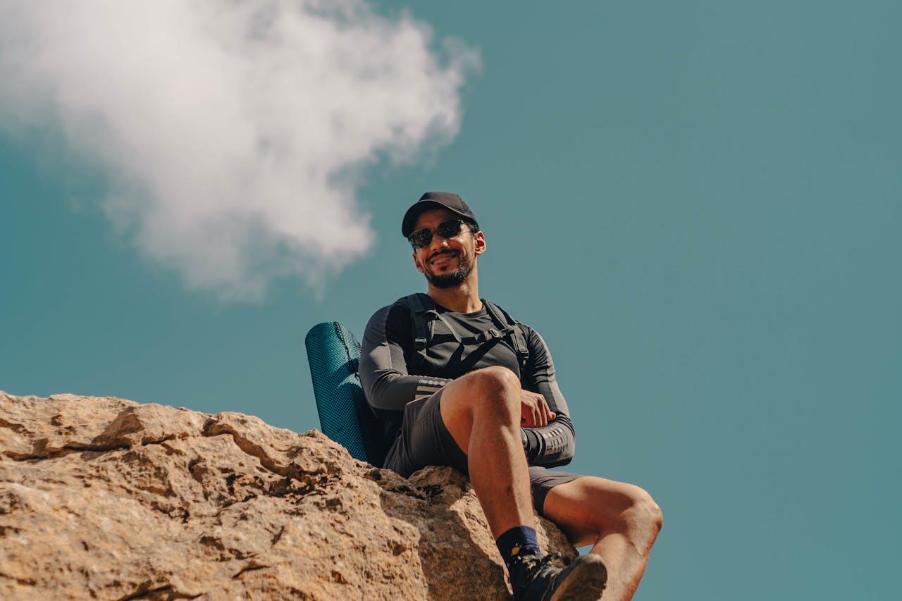 homme en haut d une falaise