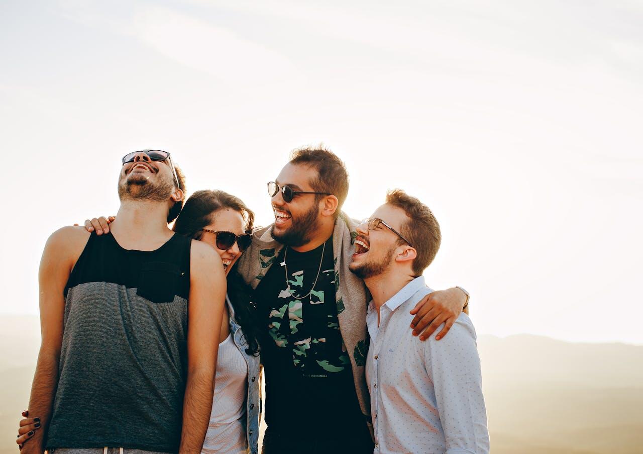 groupe d amis au soleil