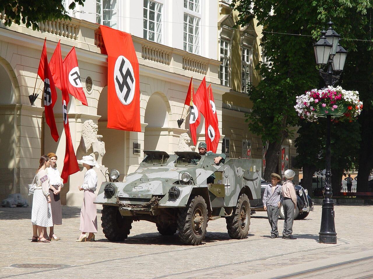 Façade d'un bâtiment avec des drapeaux de l'Allemagne nazie