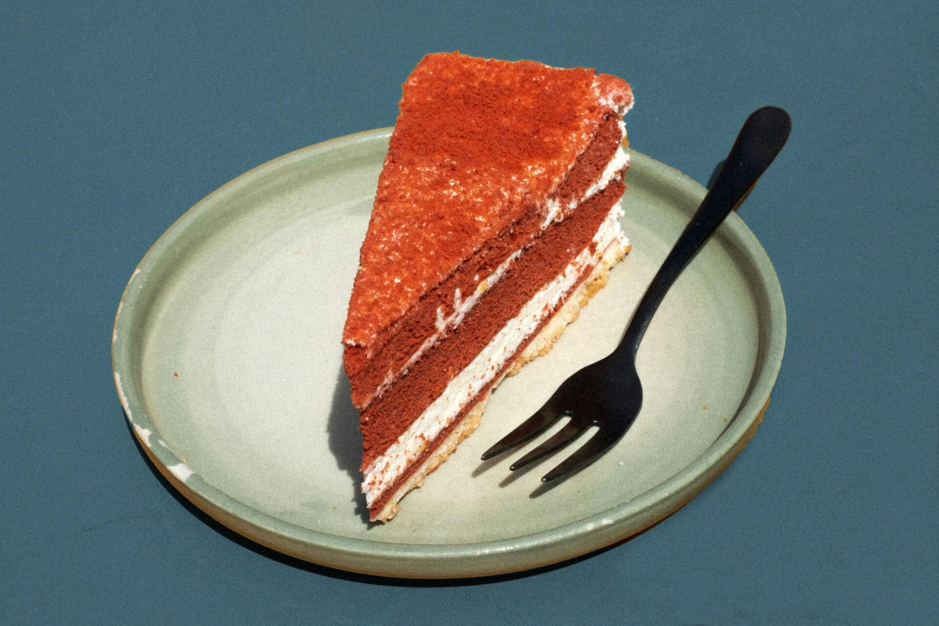 Une part de gâteau dans une assiette avec une fourchette.