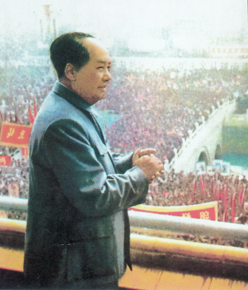 Image of Mao in front of a crowd, China