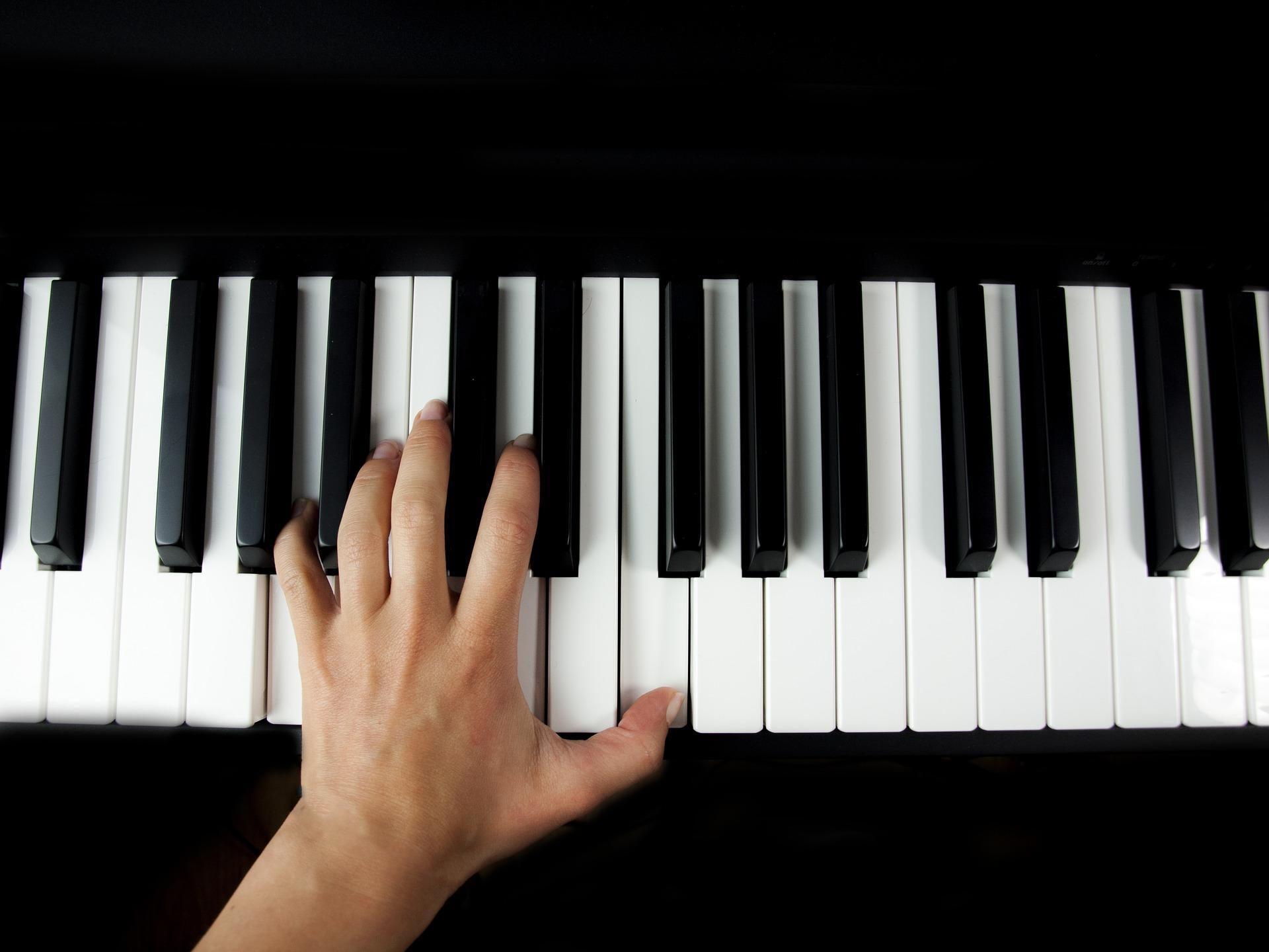 How do you play the piano with both hands?