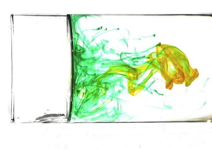 Introducerea de soluți colorați într-un solvent transparent arată difuzia