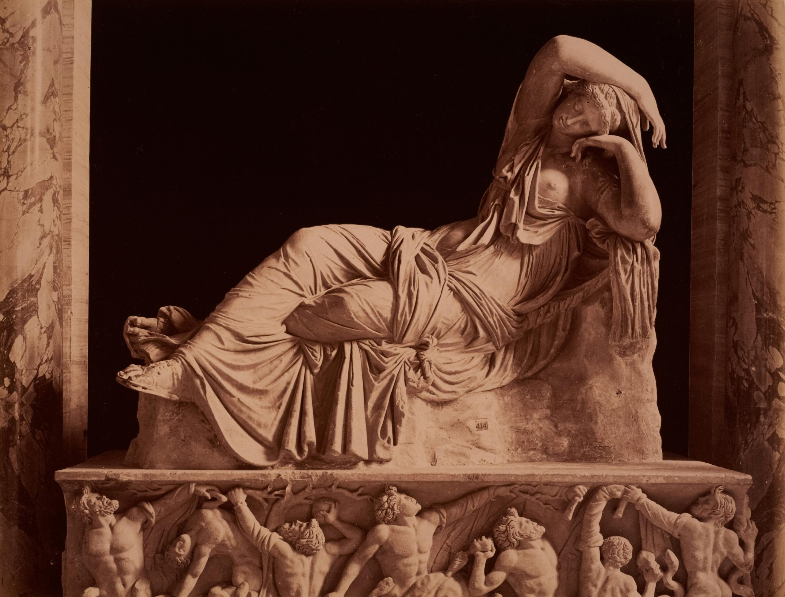 Sculptura impresionantă a Ariadnei adormită, reprezentată în muzeul de la Vatican