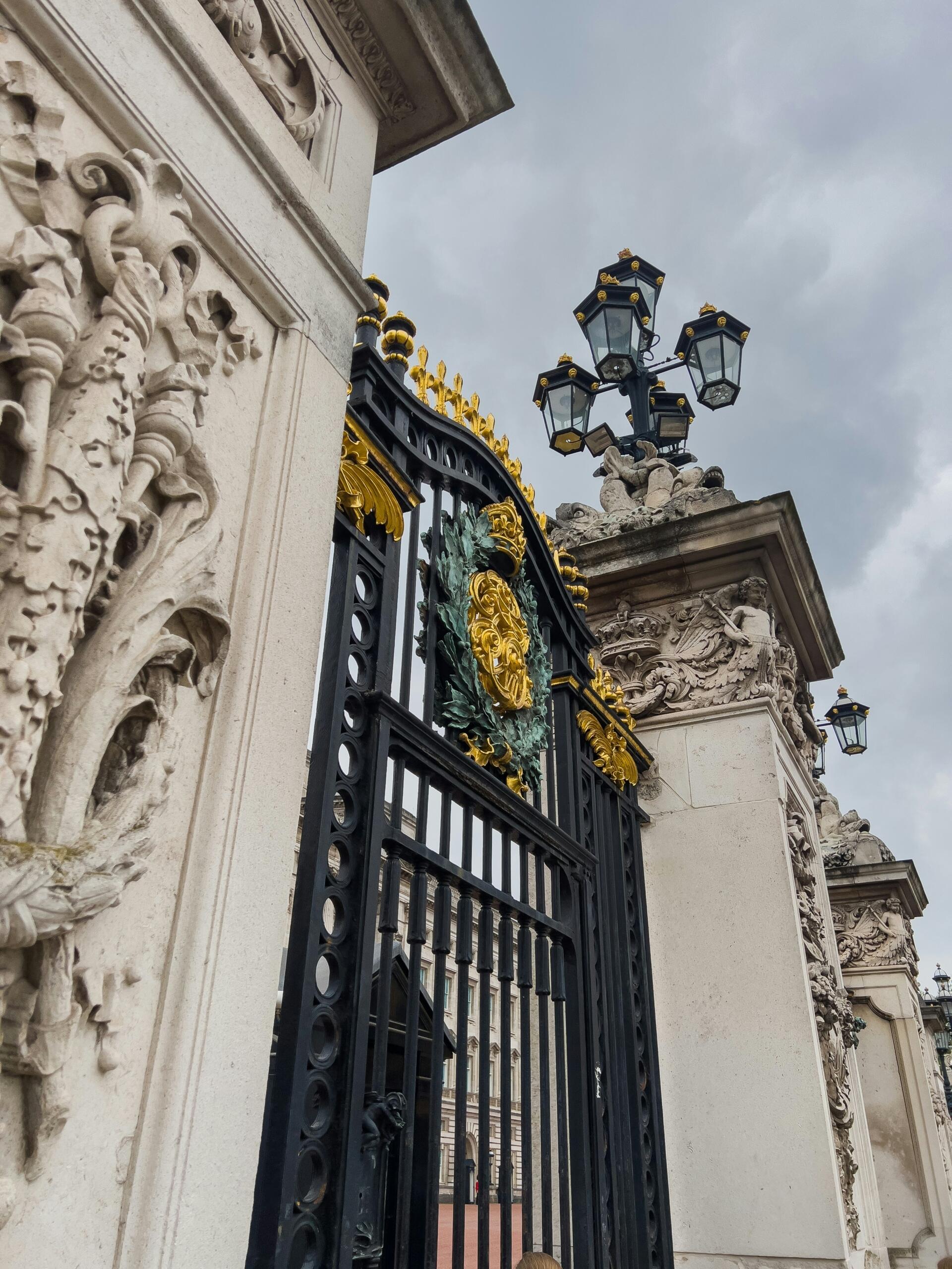 Palatul Buckingham și simbolurile monarhiei britanice moderne