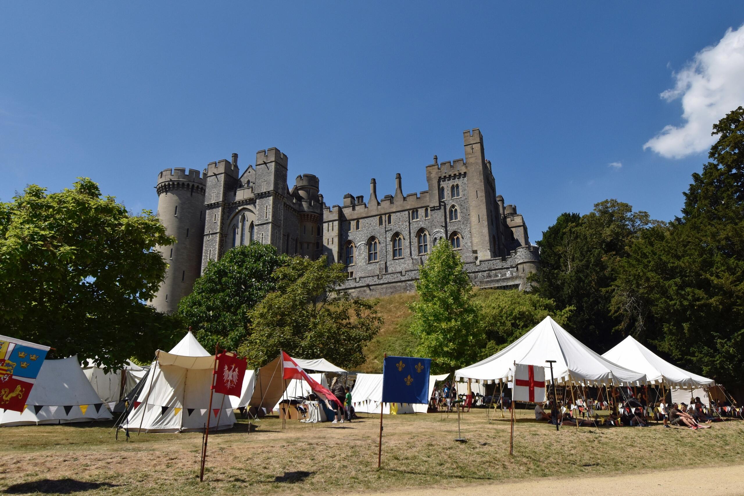 Turnir cavaleri in fata unui castel medieval