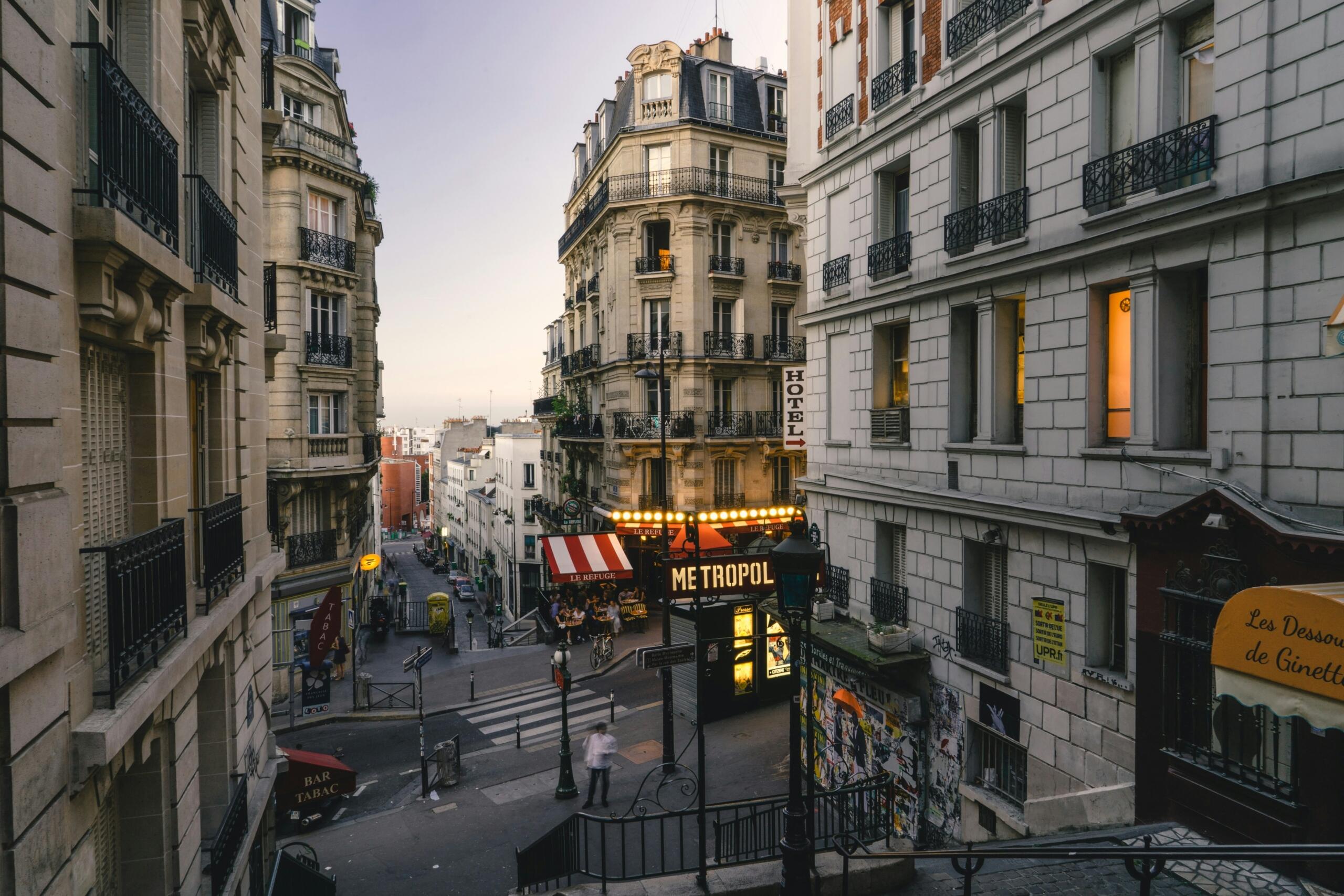 vedere urbană din Paris, cu clădiri și stradă aglomerată.