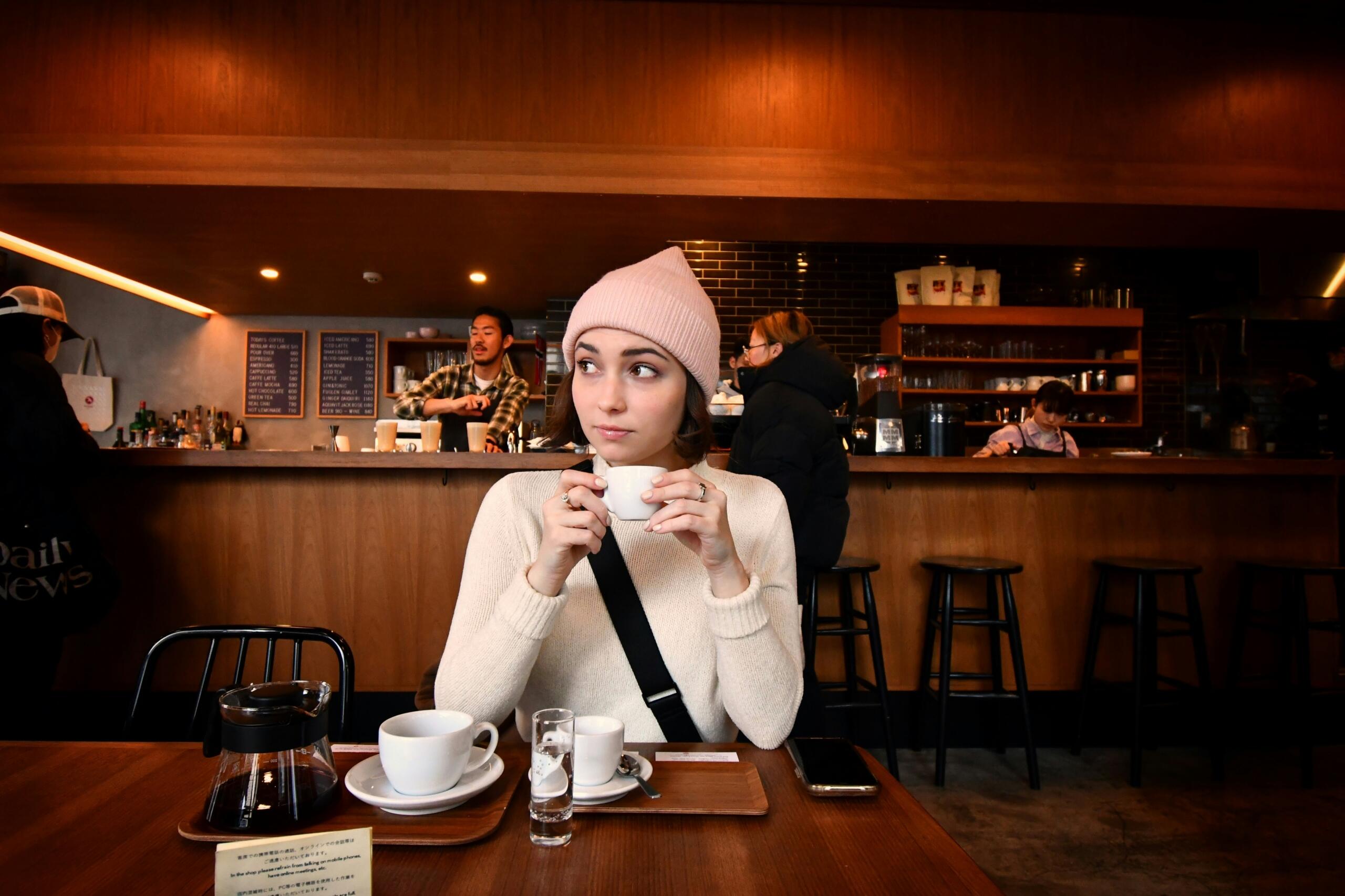Studentă care bea o cafea într-o cafenea din Franța