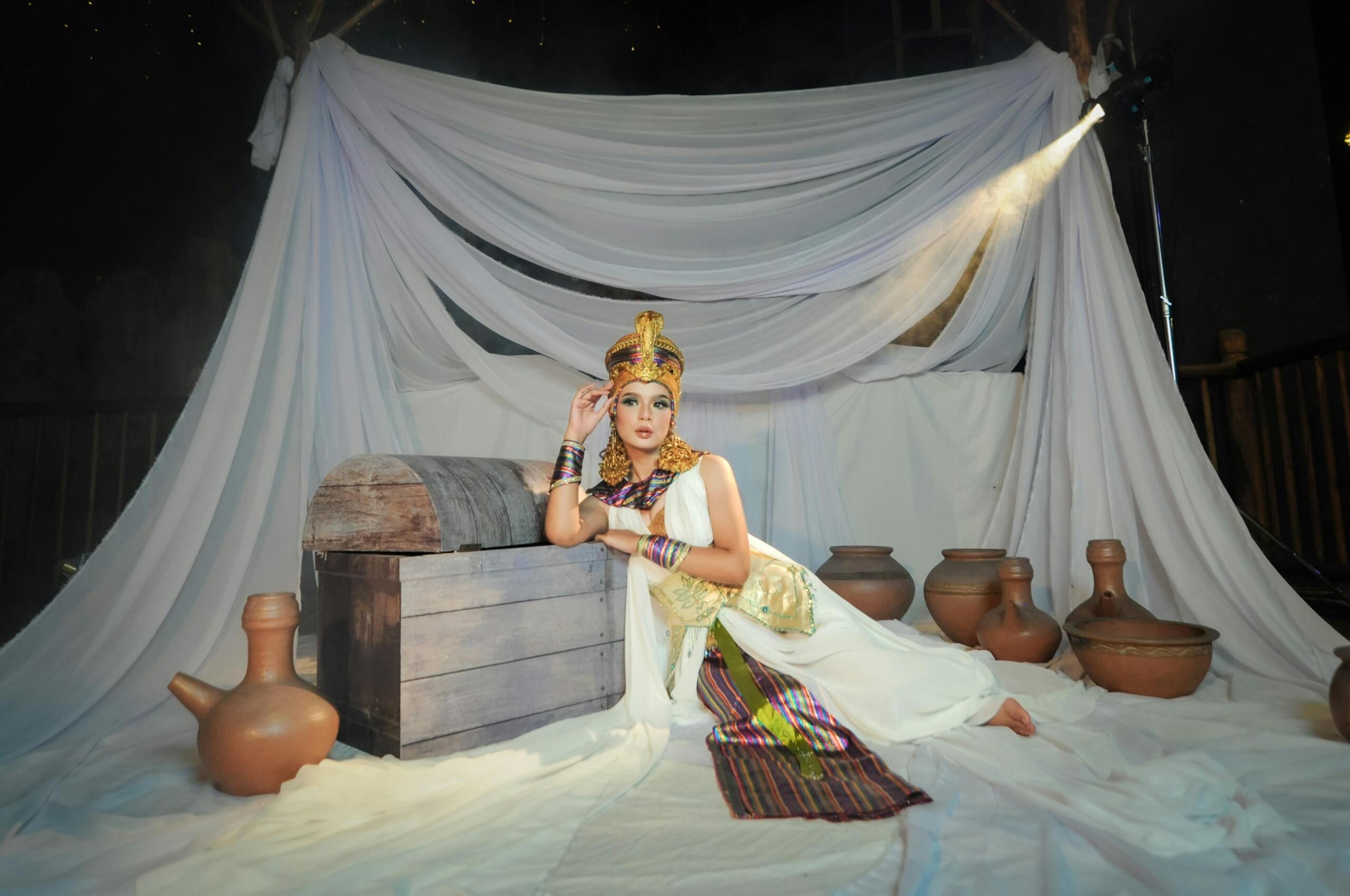 imagine model costumata in Cleopatra