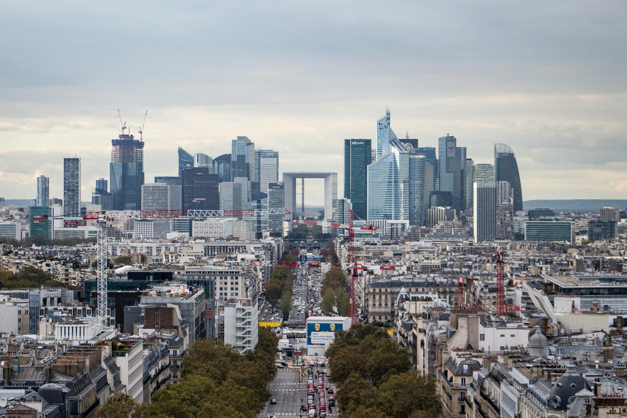 imagine de sus a cartierului La Défense din Paris