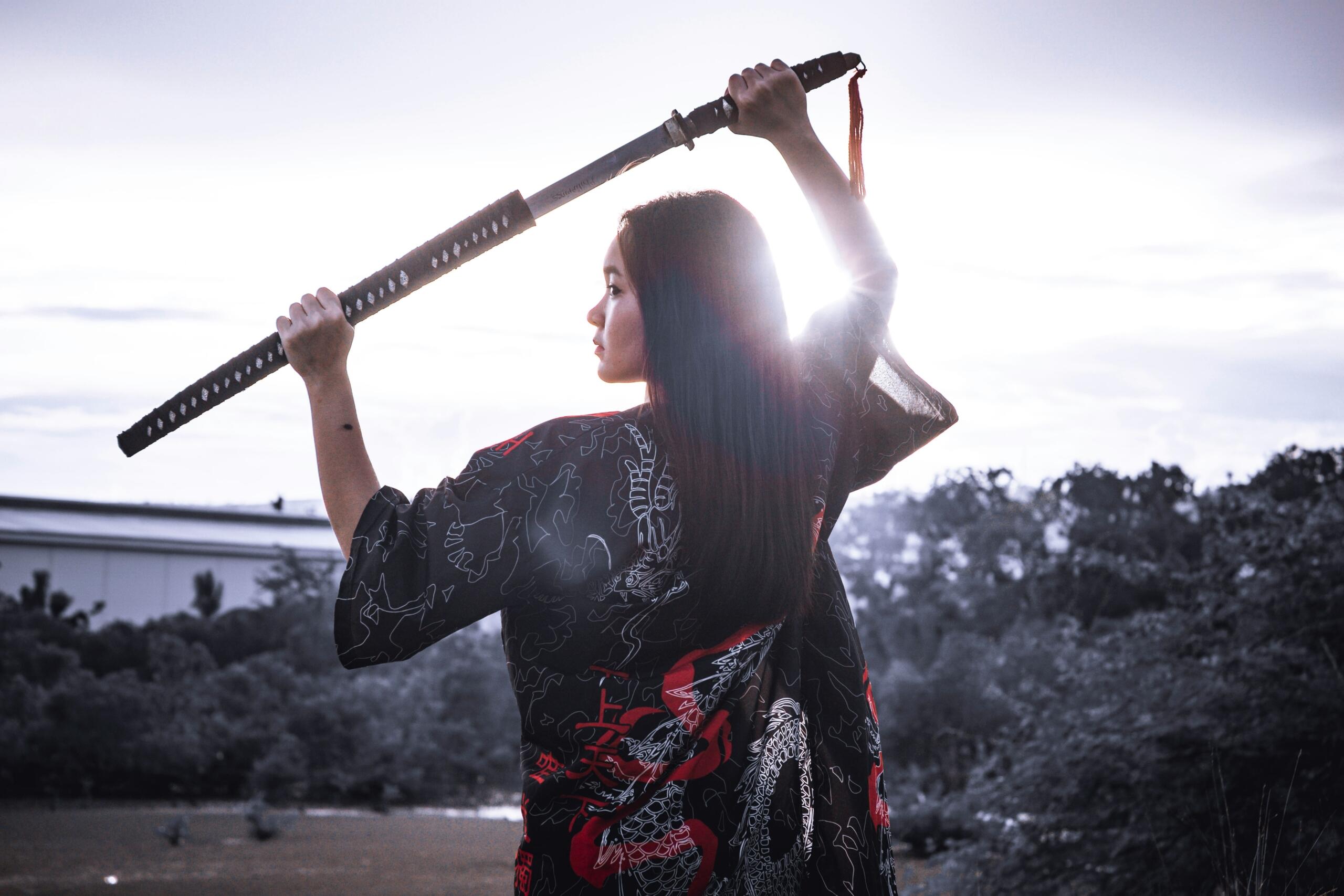femeie razboinica japoneza, tinand in mana o catana