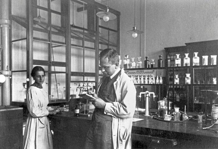 imaginea lui Lise Meitner, fizician, in laborator, alb-negru