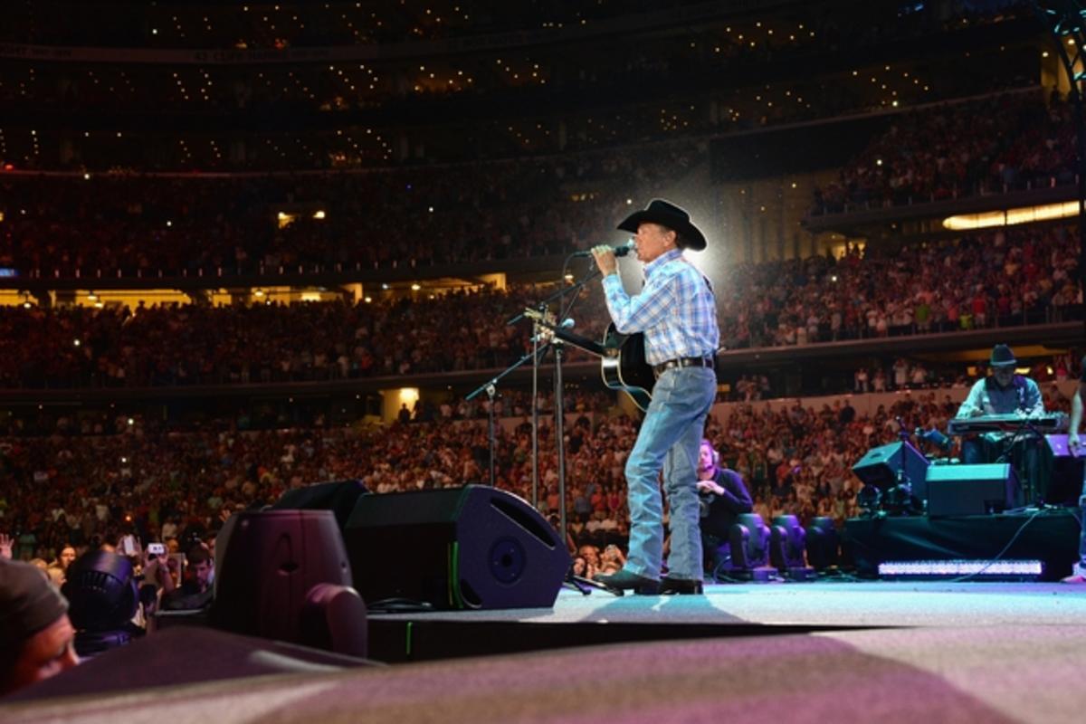 George Strait pe scena cantant