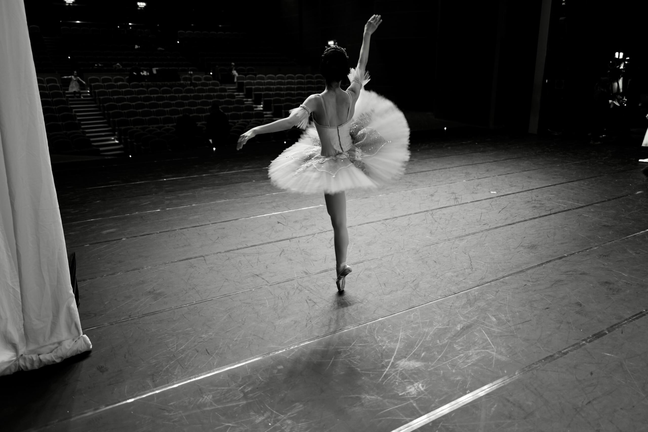 balerina pe scena, poza alb negru