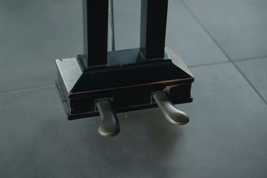 Klavirske pedale u prvom planu.