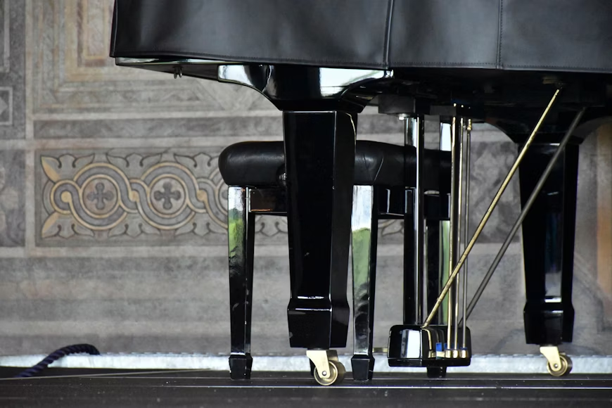 Donji deo klavira sa vidljivim klavirskim pedalama.