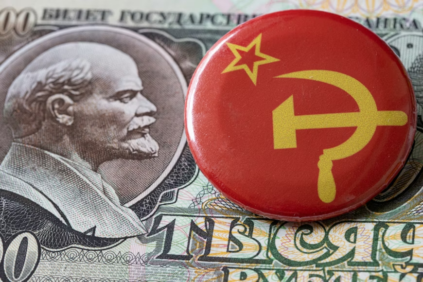 Ruski novac i dugme preko.