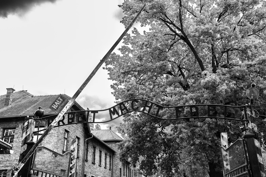 Crno-bela fotografija ulice.