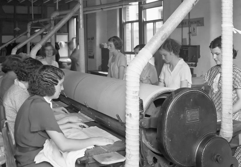 Rad industrijske mašine za peglanje Naslov: Industrijske i komercijalne električne mašine - Industrijska mašina za peglanje - Žene rade za mašinom u Hini-Gasu Datum: decembar 1936. 