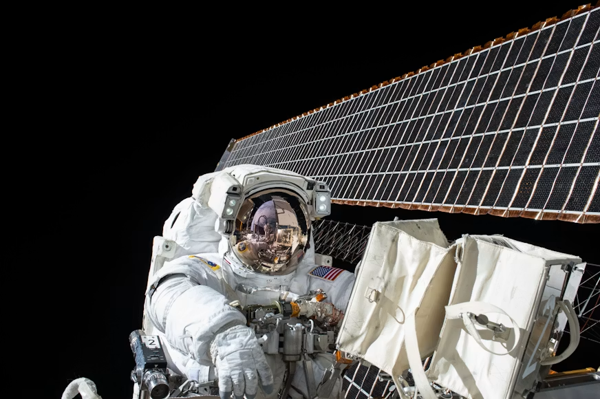 Ilustracija astronauta u galaksiji.