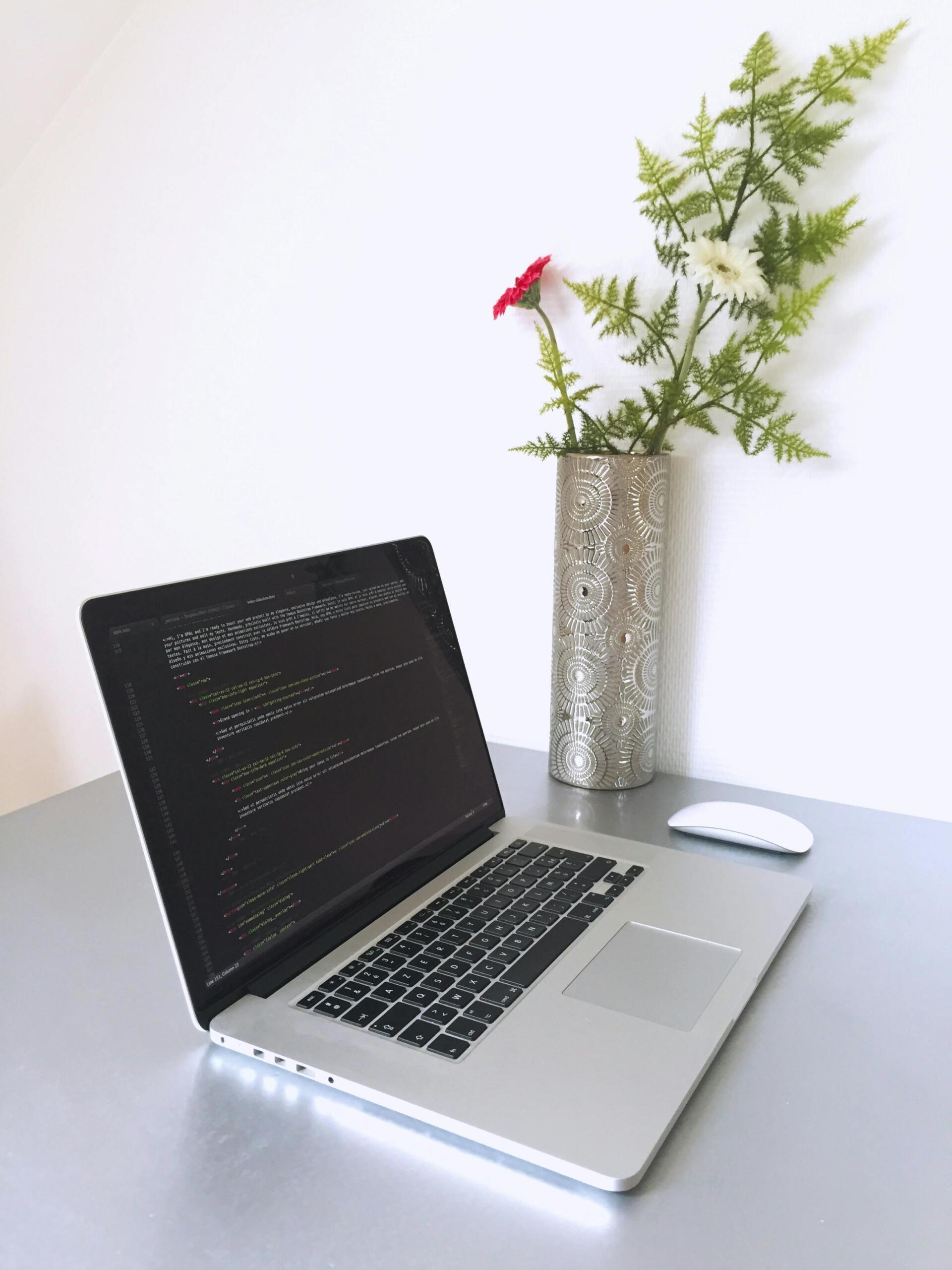 MacBook Pro sa prikazom koda na ekranu.