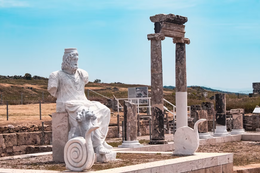 Plutonijum, odnosno Vrata pakla, sa statuom Hada i Kerbera, u Hijerapolisu. Hijerapolis je izuzetan primer grčko-rimskog termalnog kompleksa izgrađenog na neobičnom prirodnom lokalitetu, sa ostacima grčko-rimskih građevina rasutih po okolini, uključujući Apolonov hram, nekropolu, pozorište i Plutonijum. Plutonijum se smatrao ulazom u podzemni svet i mestom komunikacije sa božanstvima podzemlja zbog otrovnih gasova koji izlaze iz toplog izvora unutar pećine.