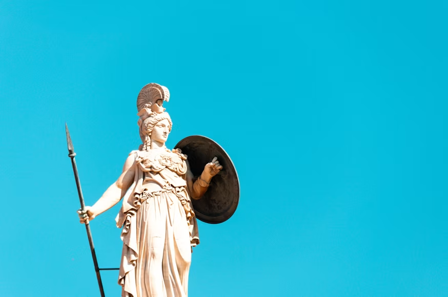 Statua anđela uzdiže se pod vedrim plavim nebom, okružena svetlom i lepotom Atine