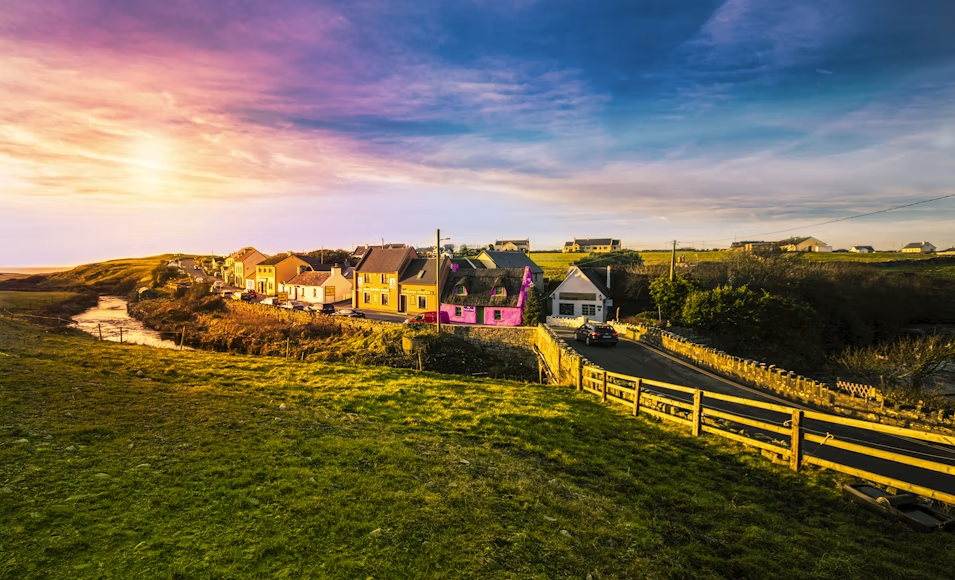 Doolin, Irska - šarmantno obalsko selo na zapadu zemlje, gde se surova lepota Atlantskog okeana spaja sa zelenim pejzažima, kamenim zidovima i autentičnim irskim duhom