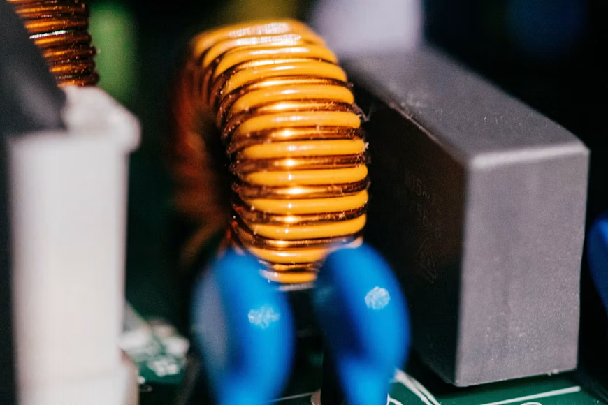 Krupni plan elektronske ploče sa žicama.