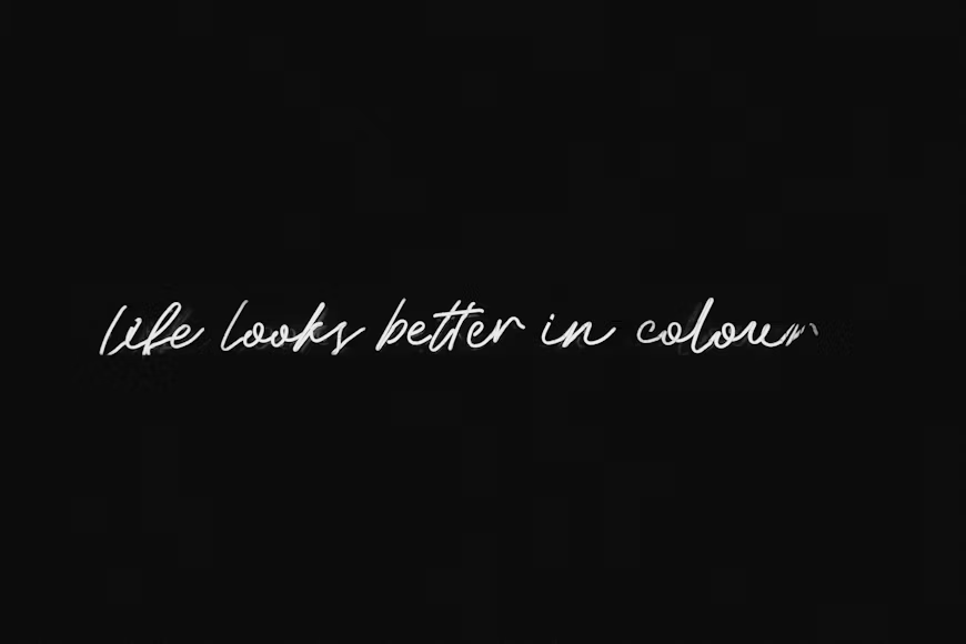 Crno-bela fotografija sa inspirativnom porukom „Life looks better in color“. Jednostavan i upečatljiv motiv koji podseća da život treba posmatrati vedrije, sa više boje, optimizma i radosti.
