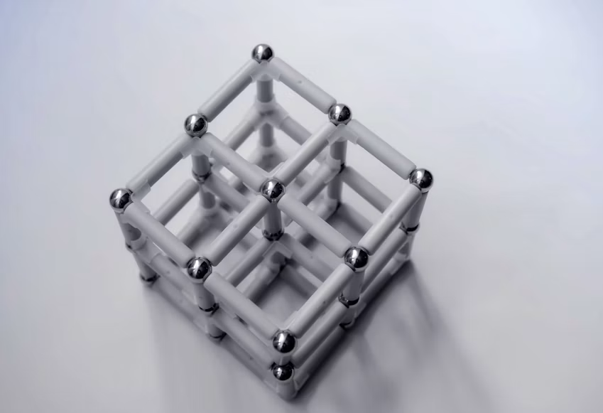 Apstraktna volumetrijska struktura sastavljena od magnetnih kuglica i štapića, koja prikazuje povezivanje elemenata u trodimenzionalnu formu. Služi kao vizuelna ilustracija magnetizma, sila privlačenja i međusobnog povezivanja.