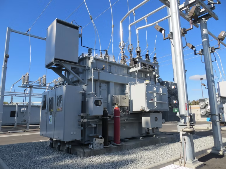 Na slici je beli električni generator, Silicon Valley Power