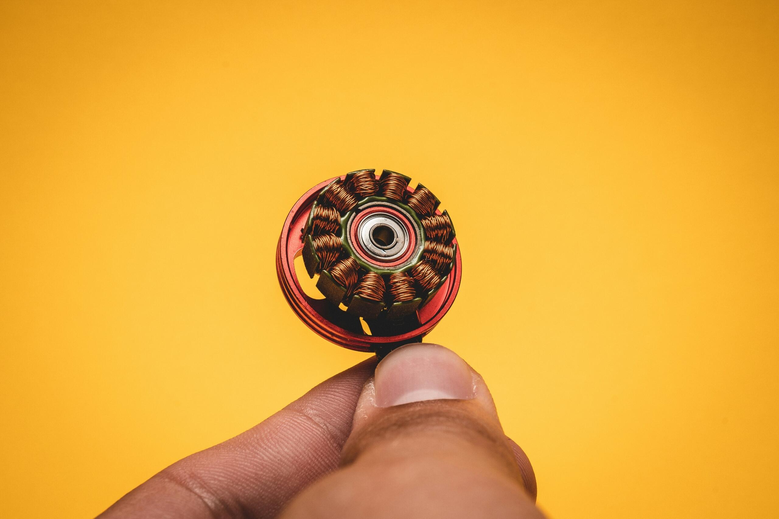 Otvoreni motor drona sa bakarnim namotajima i magnetima.