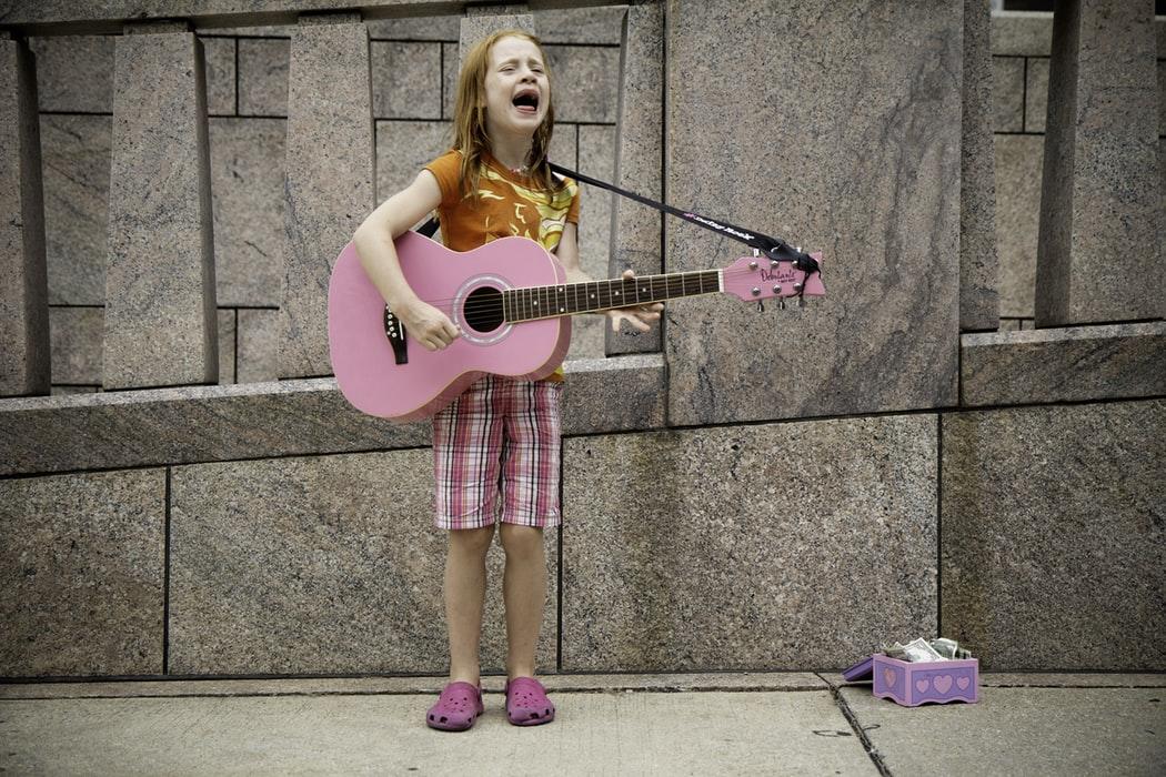 Tjej spelar gitarr