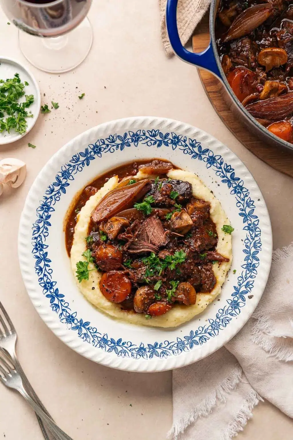 Boeuf Bourguignon i en blå och vit porslinsskål.