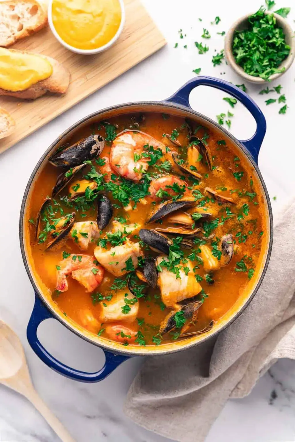 Bouillabaisse i en blå gjutjärnsgryta.
