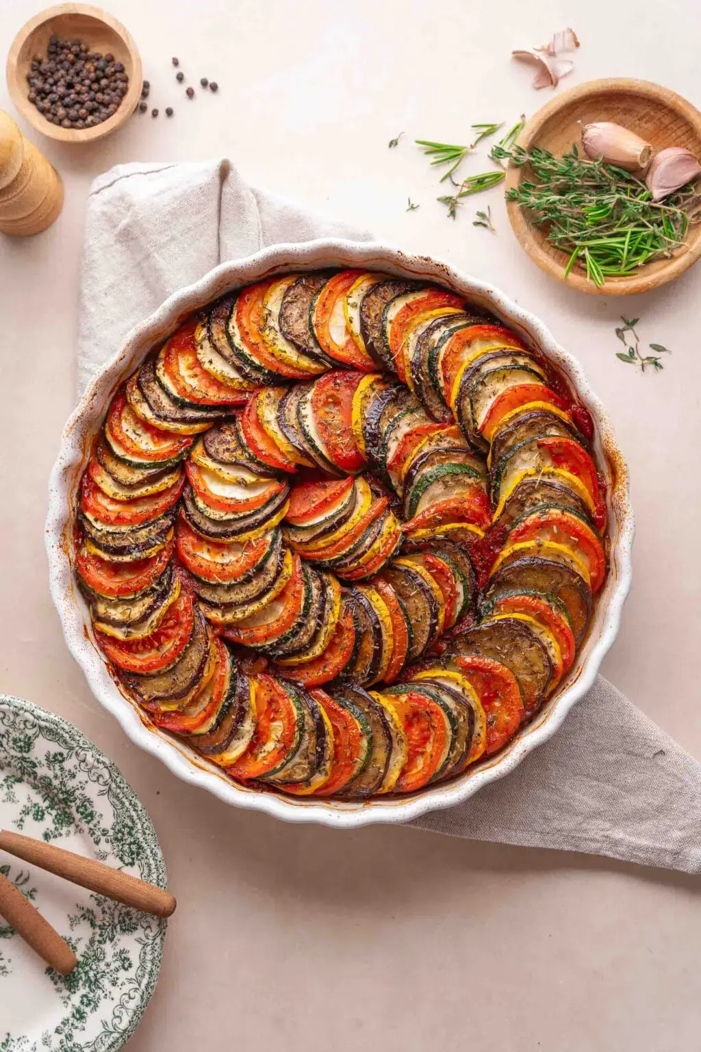 Confit Byaldi (Receptet från filmen Ratatouille) upplagt på samma sätt, i perfekta lager som bildar en snurra.