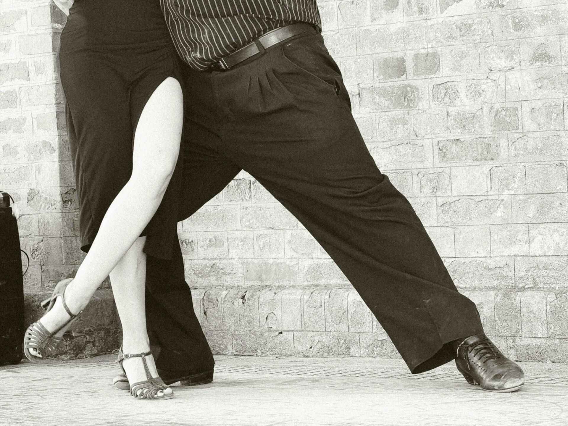 Bild på ben och fötter på ett par som dansar tango.